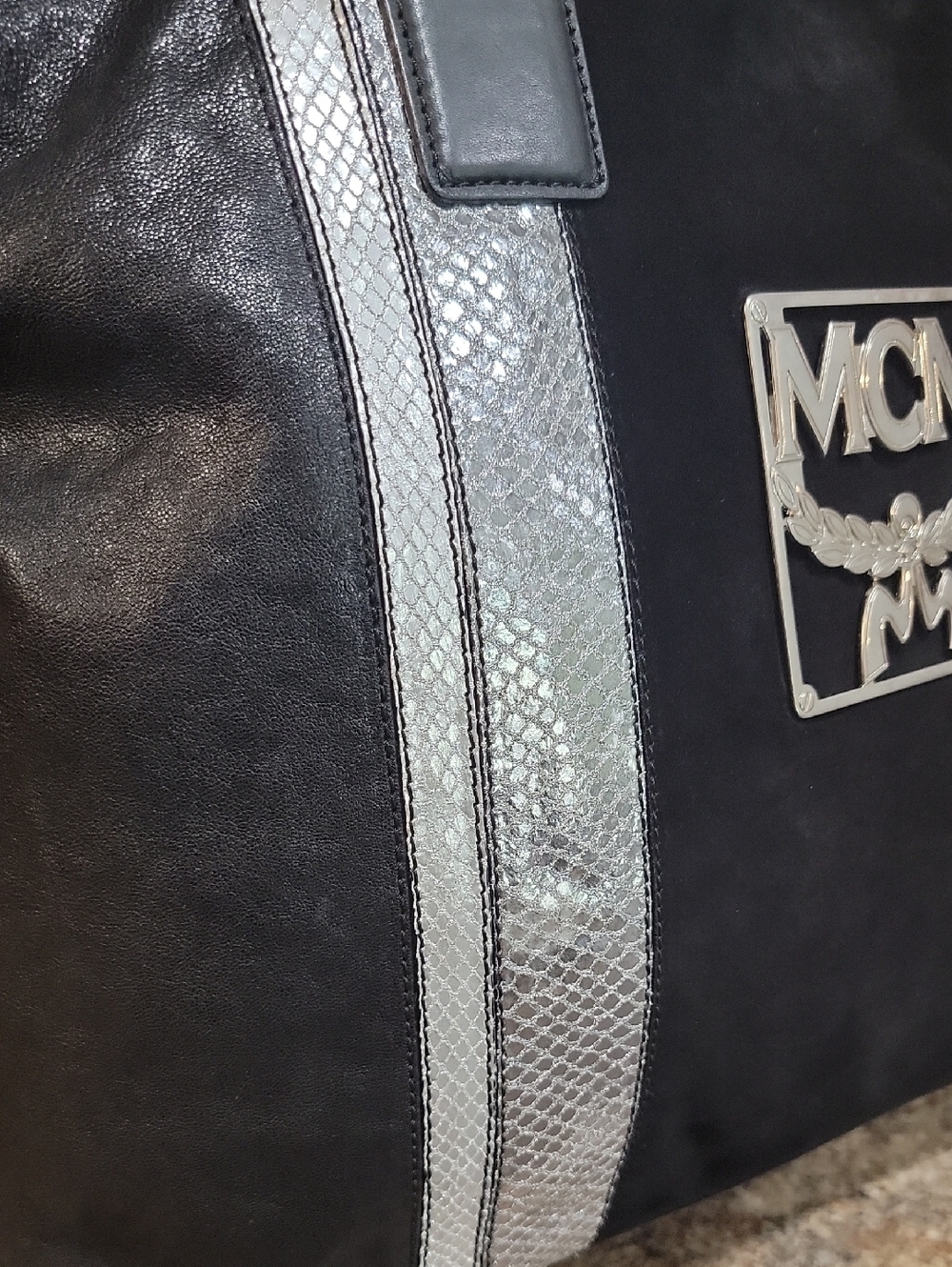 MCM Italy Metal Logo Black Leather - Picture 4 of 15